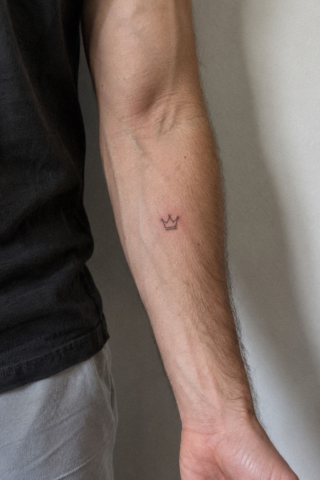 How Fine Lines Keep a Tiny Crown Legible